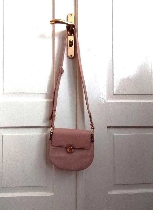 Różowa torebka listonoszka  crossbody regulowany pasek półksiężyc mała