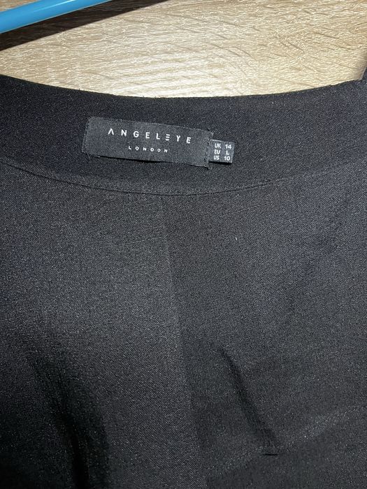 Легка , приємна , нарядна футболка