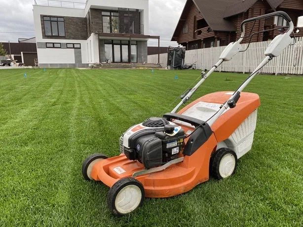 Покос травы, бурьяна. Стрижка газона.