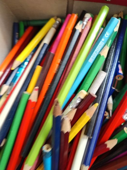 Karton różnych kredek