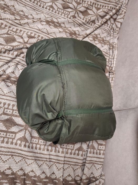 Продам два спальніка та берци