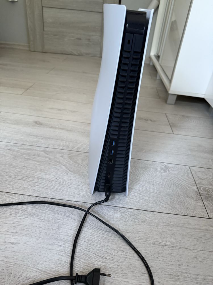 Playstation 5 (825gb SSD, wersja z napędem) 2 pady 2 gry, okablowanie