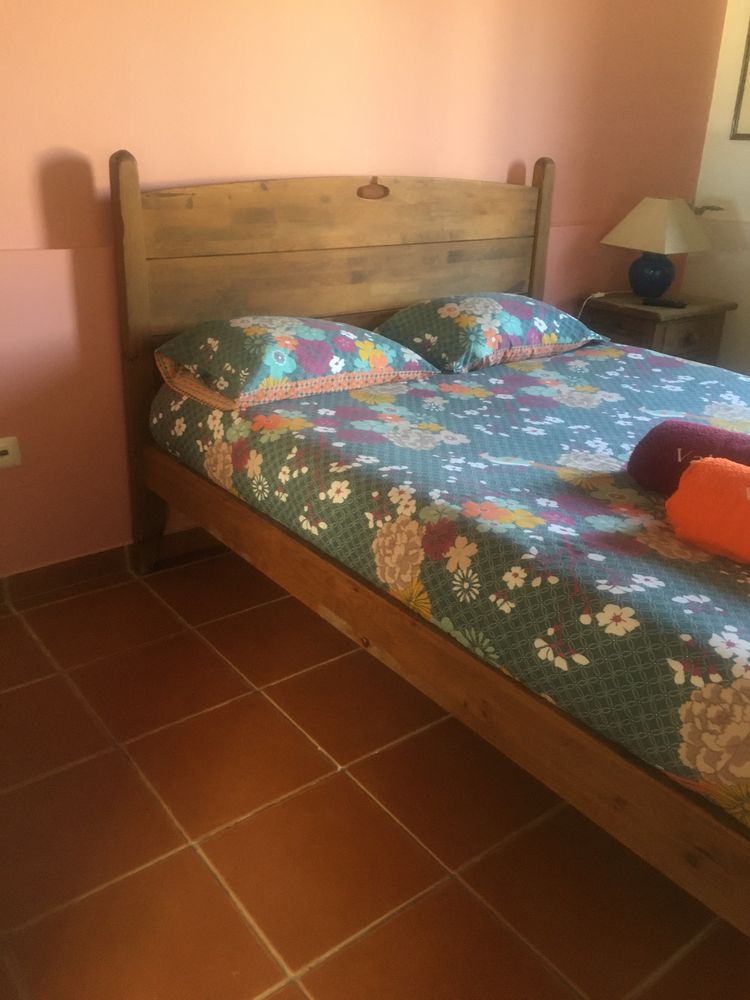 Cama de casal c/colchao em madeira rustica