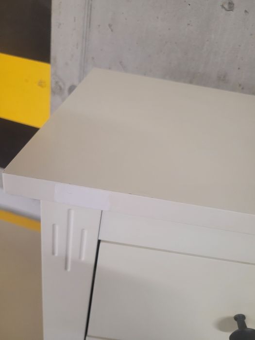 Biała szafka nocna