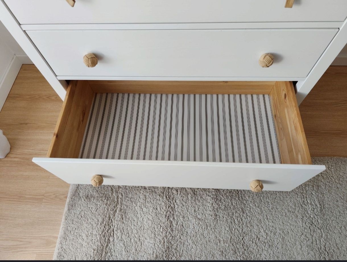 Cómoda IKEA HEMNES com 3 gavetas e 6 puxadores.