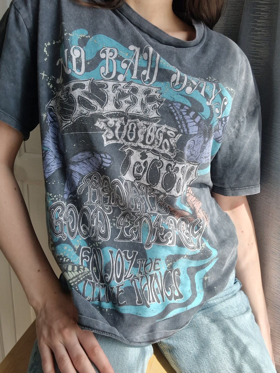 Szary tshirt koszulka oversize z grafiką z nadrukiem lose fit Bershka