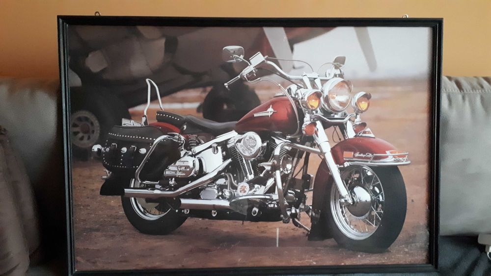 Obraz motocykla w oszklonej ramie.