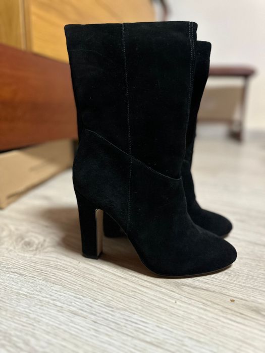 Bota de camurça preta thigh-high (acima do joelho).