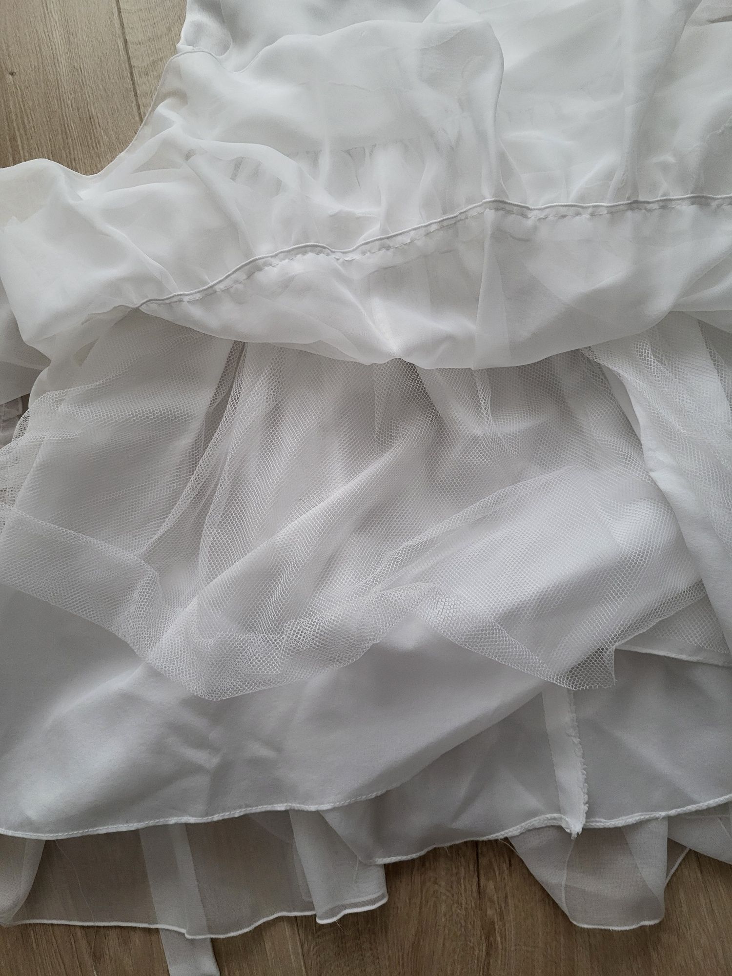 Biała sukieneczka 134
