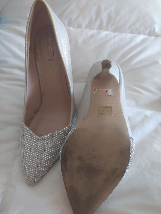 Sapatos prateados marca Aldo