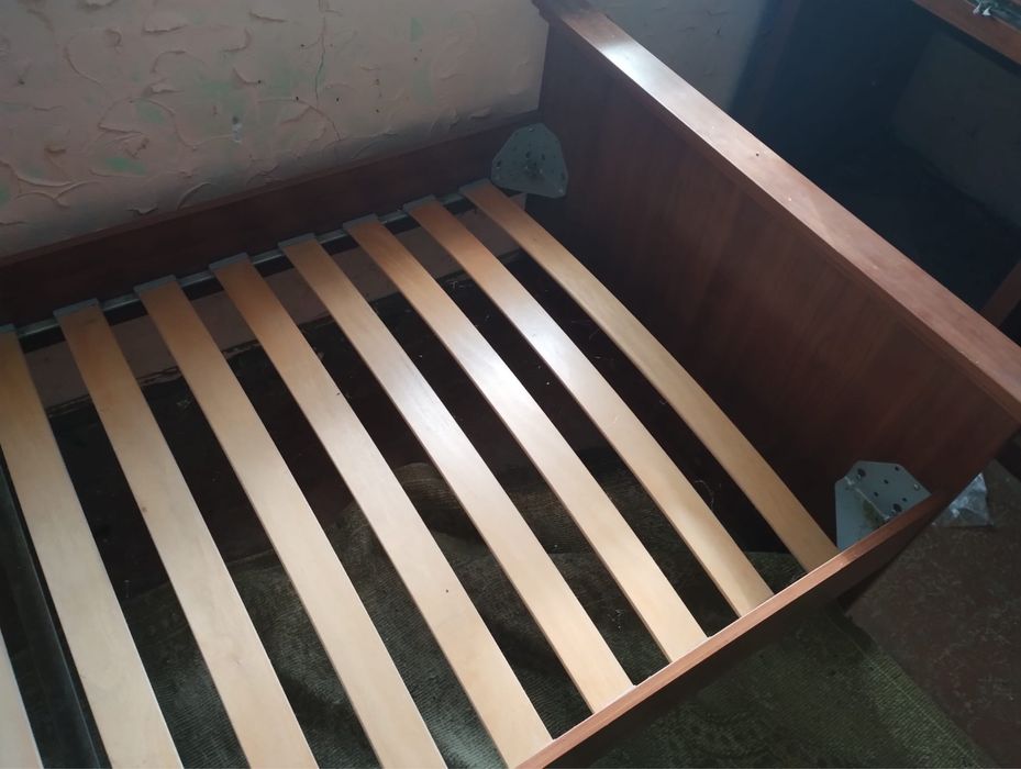 Кровать і письмовий стіл