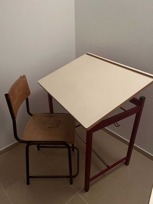 Estirador (com inclinação) com cadeira alta