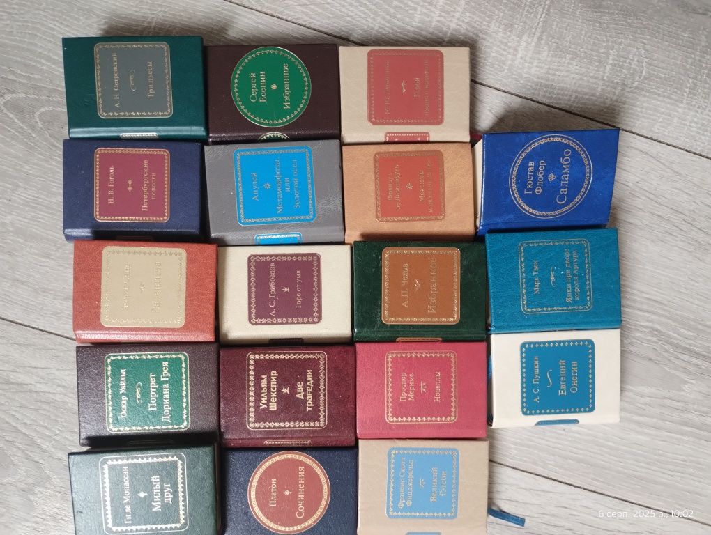 Колекція книжечок в мініатюрі