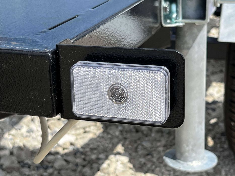 Прицеп для генератора двохвісний без гальм з опорами.