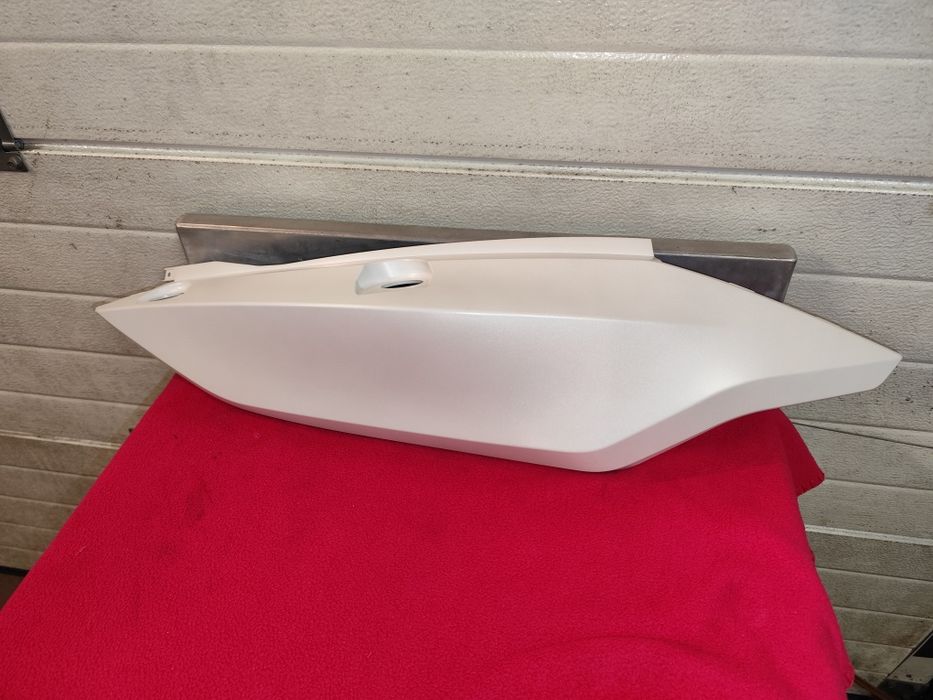 Owiewka tylna boczna prawa ogon Kymco Xciting 400 S NOWY