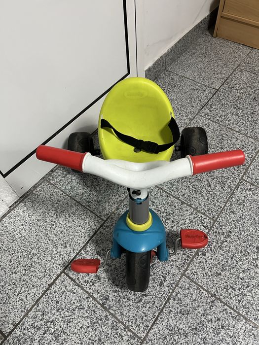 Biclcleta e triciclo de crianca