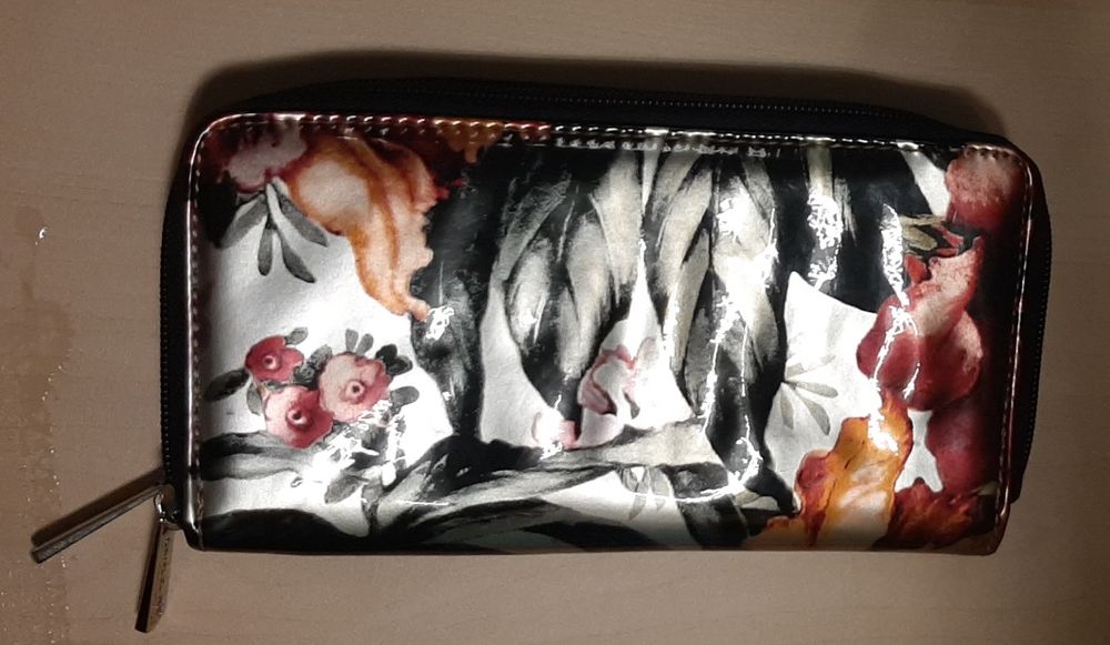 Carteiras novas com fechos