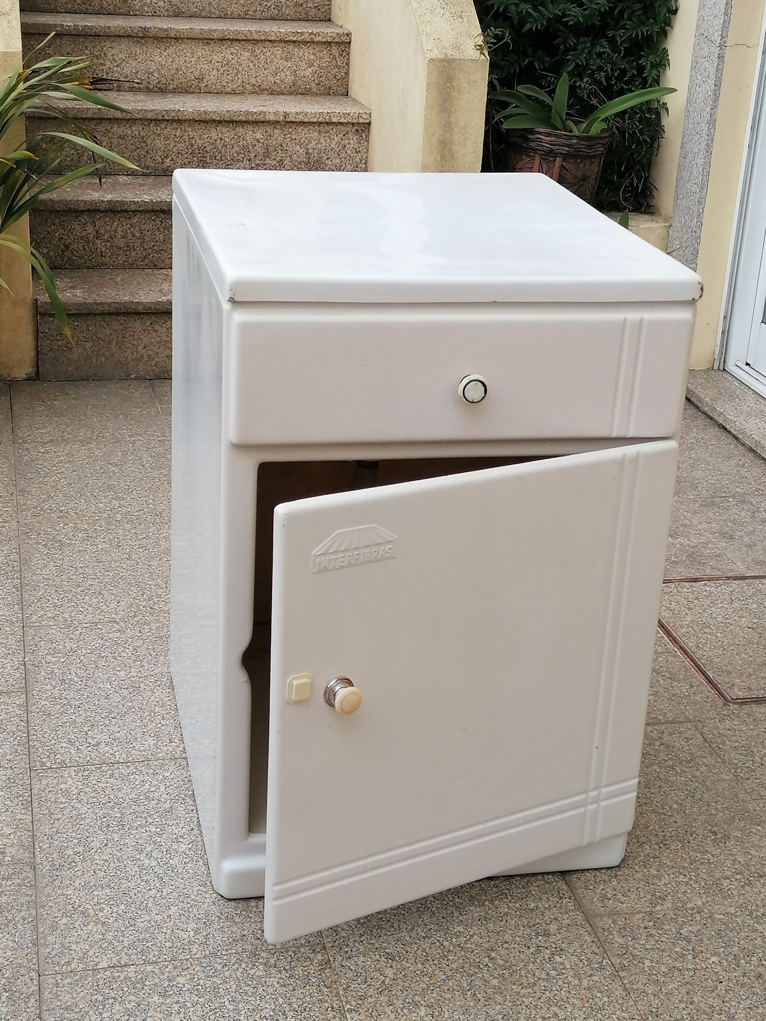 Vendo TANQUE de lavar em FIBRA com TAMPA e arrumos com porta.