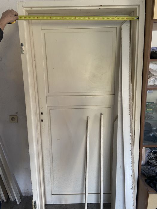 Drzwi z listwami i ościeżnicą