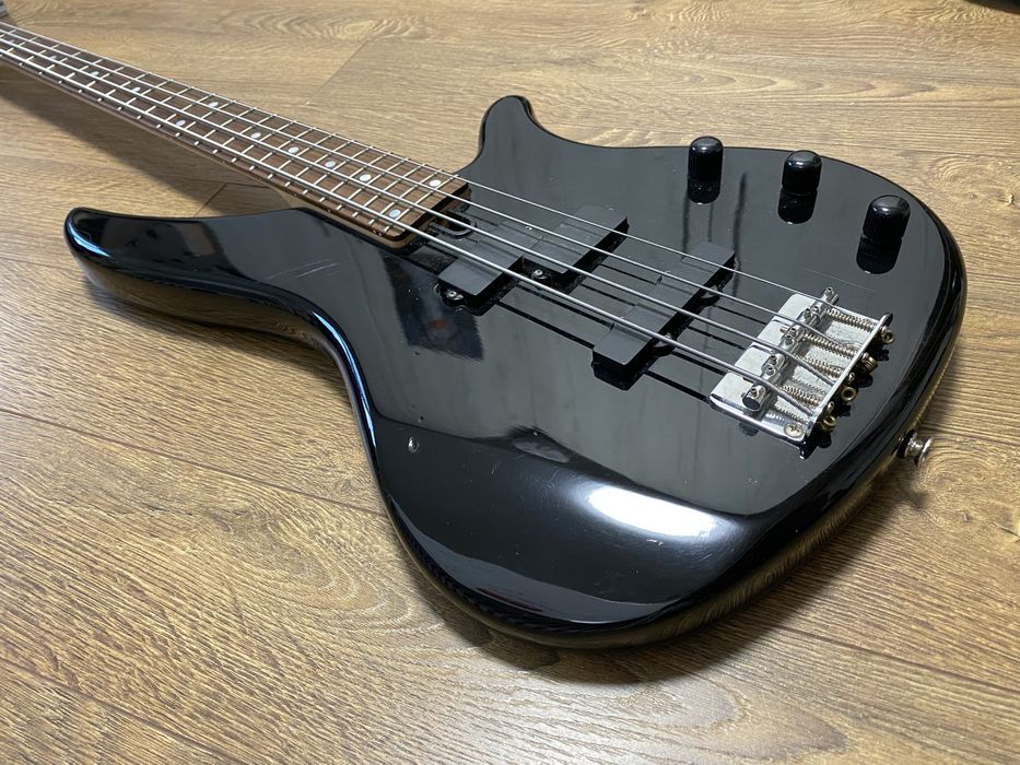 Бас-гітара Yamaha