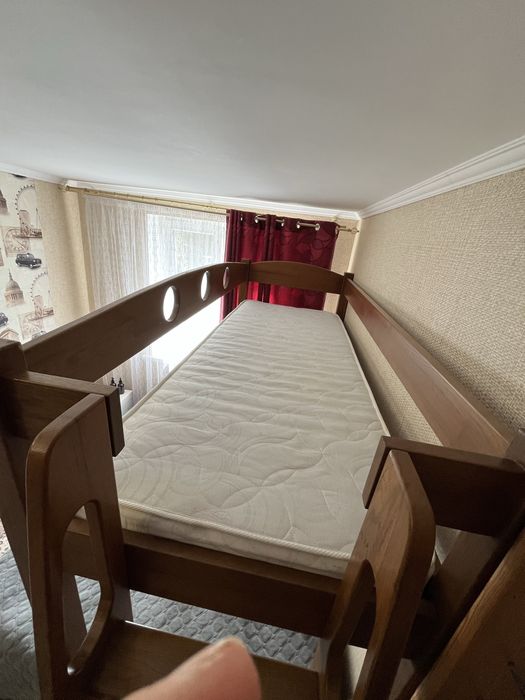 ТЕРМІНОВО продам двоярусне ліжко з дуба,яке має додаткове третє сп. л.