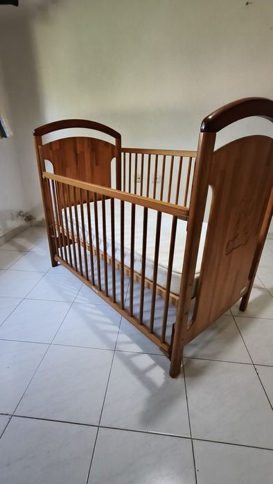 Cama de Bebé em madeira