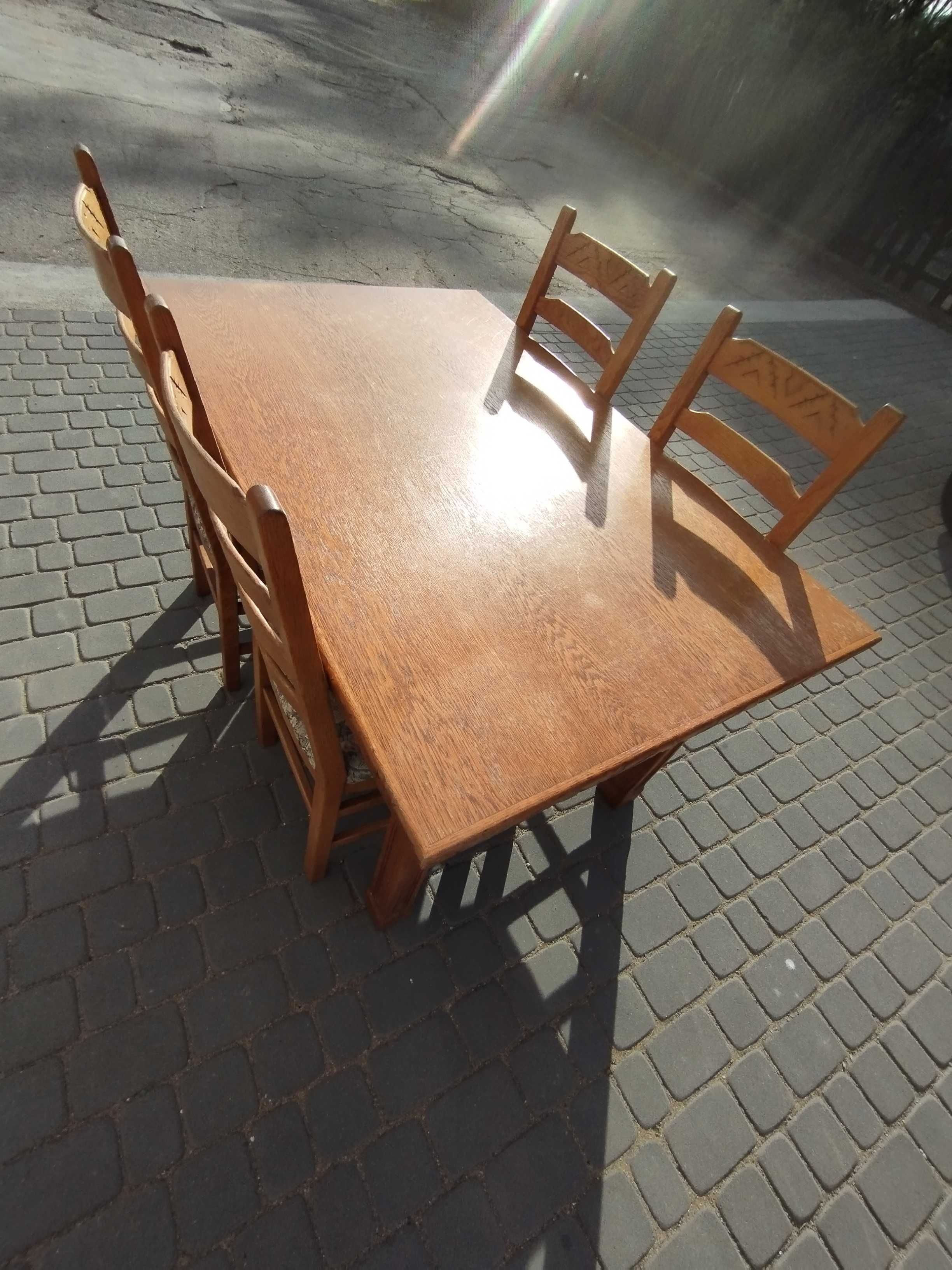 Komplet stół i krzesła z prawdziwego zdarzenia.