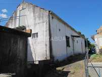 Moradia T2 com terreno, terraço e um anexo.