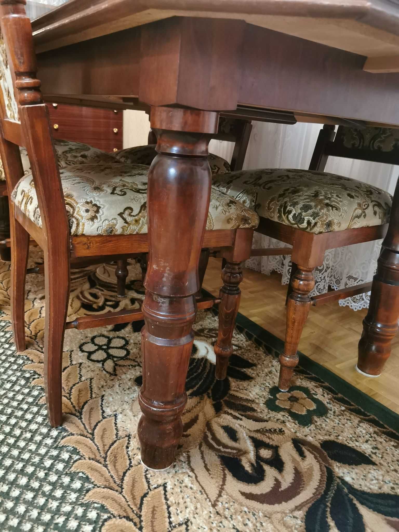 Solidny drewniany stół do renowacji