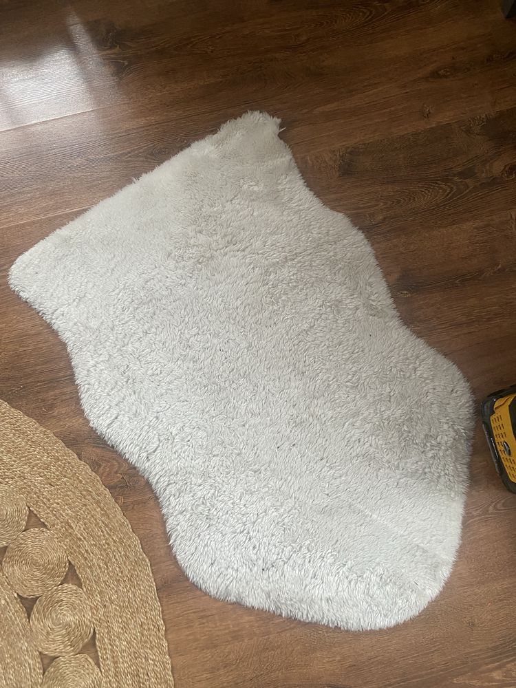 Biały dywanik futerko