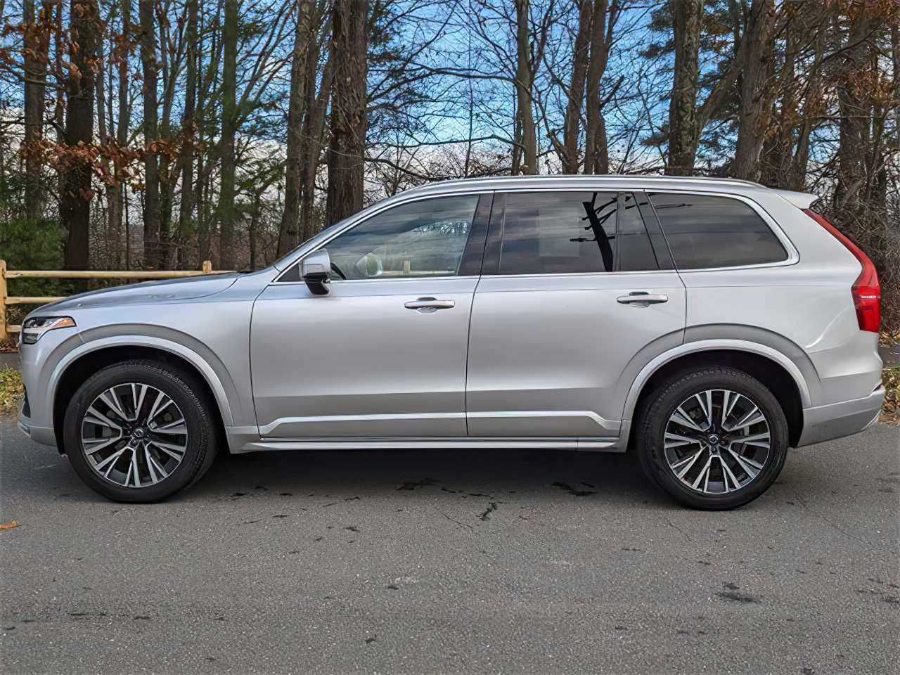 2022 Volvo XC90 T6 Momentum 7-Passenger