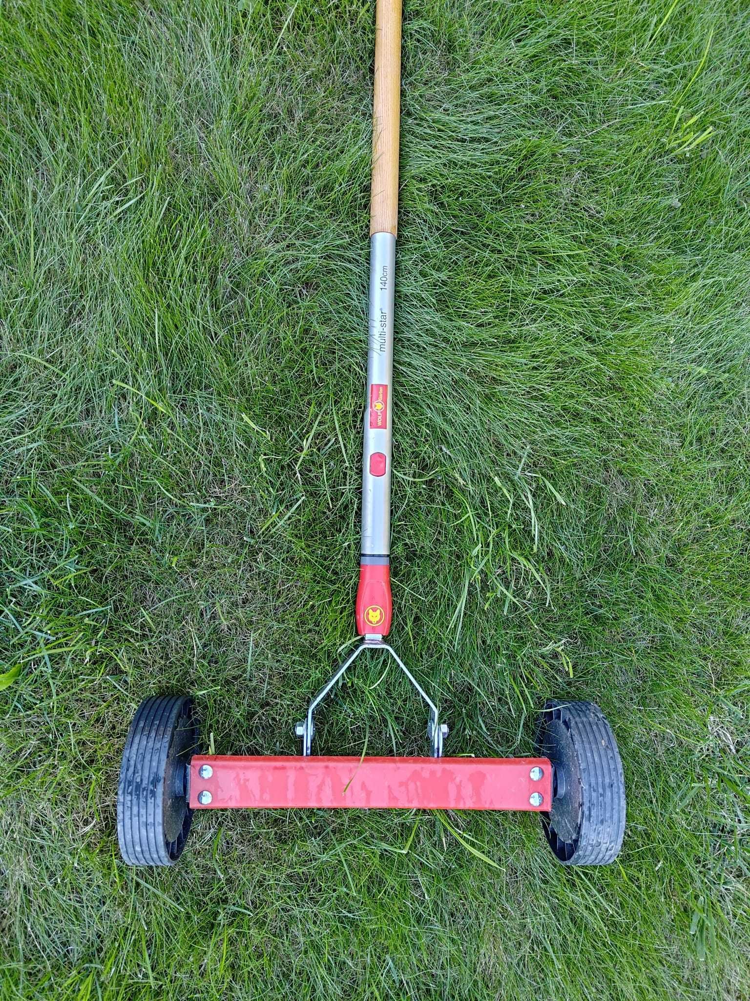 Wertykulator ręczny Wolf-Garten na kółkach z trzonkiem 140cm