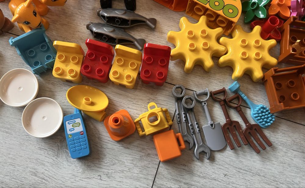 Lego duplo duży zestaw klocków pojazdy ludziki zwierzeta tory duzo el.