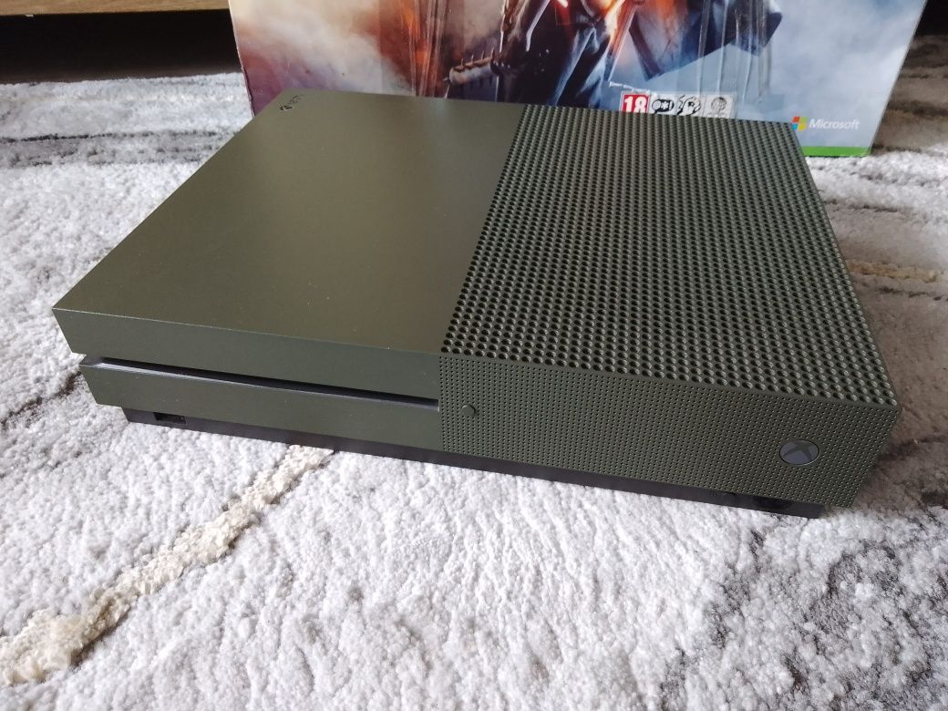 Xbox One S 1tb + 2 pady