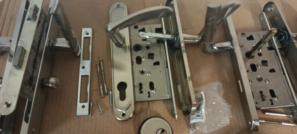 Zamki i szyldy drzwiowe zewnętrzne i wewnętrzne