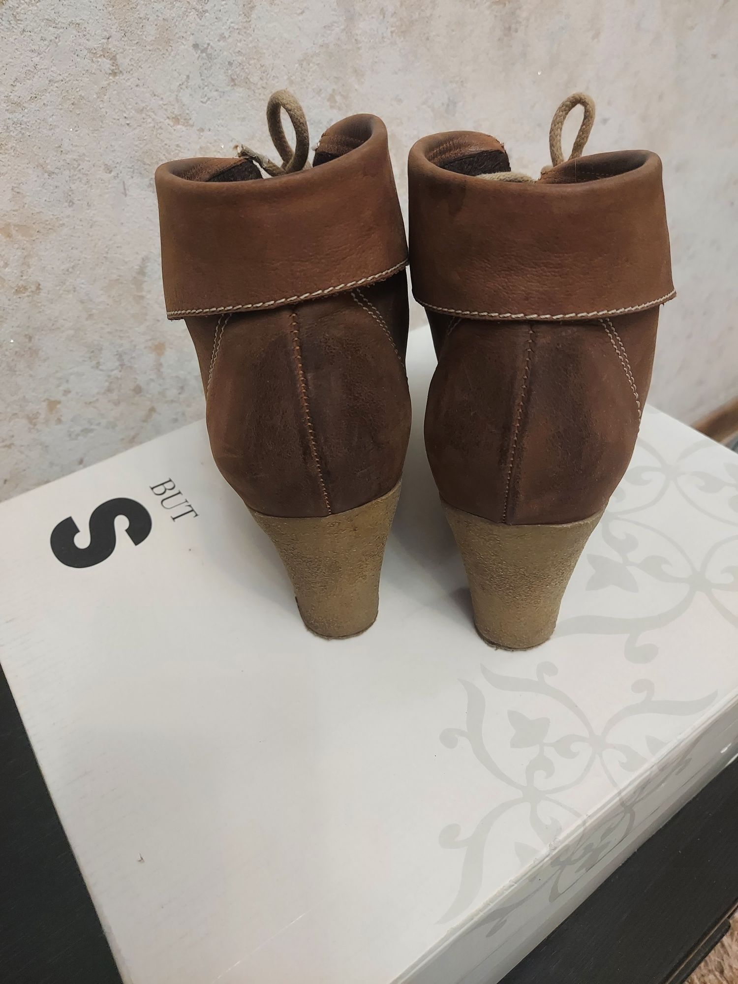 Ботинки женские buts 40р, коричневые, на каблуке  б/у