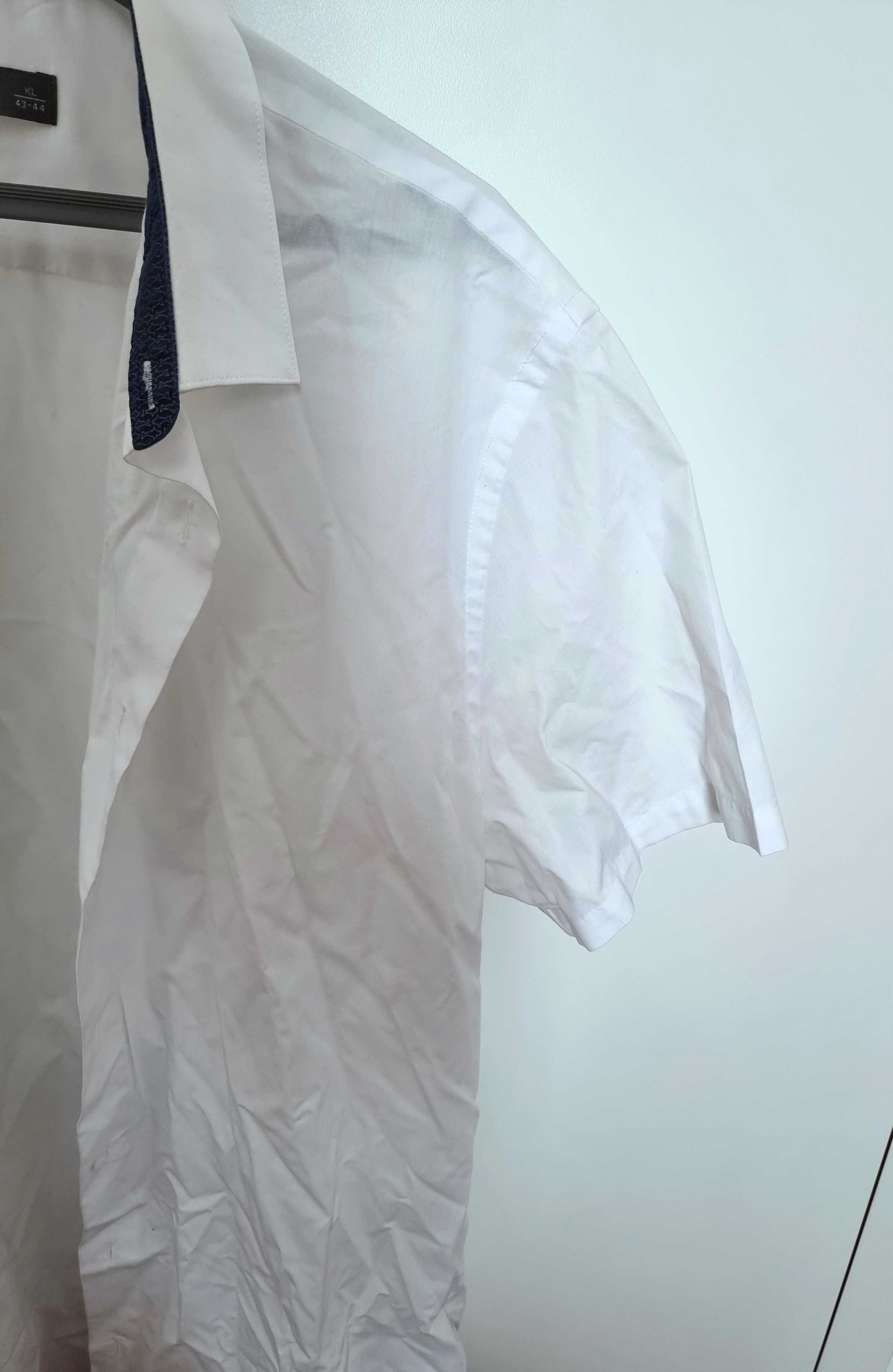 Camisa branca de manga curta 60% algodão C&A, tamanho XL