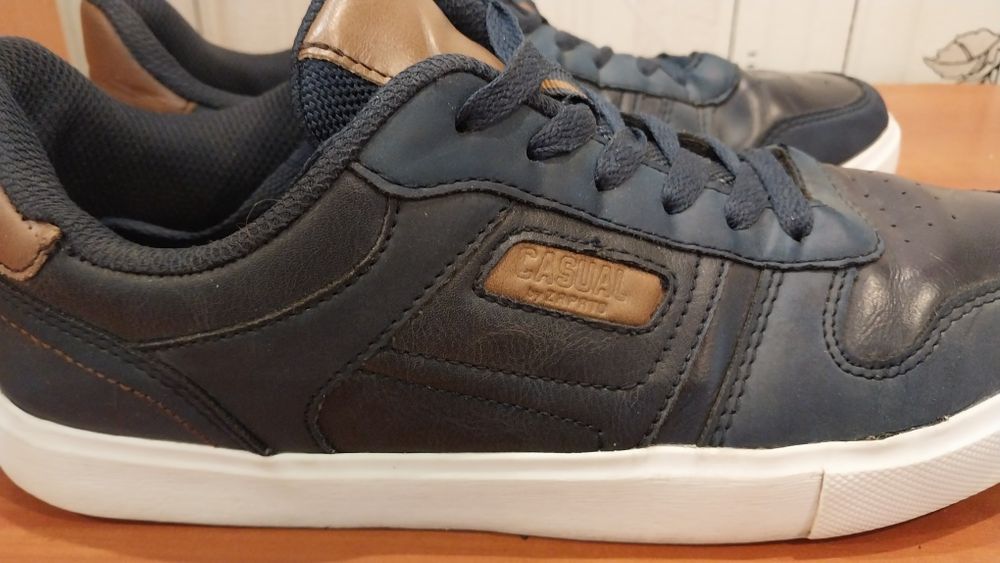 Продам мужские осенние кроссовки  -  сникерсы  Casual by Zapato.