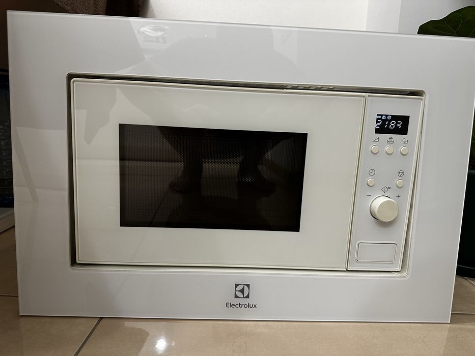 Продам мікрохвильову пічь Electrolux LMS 2173EMW