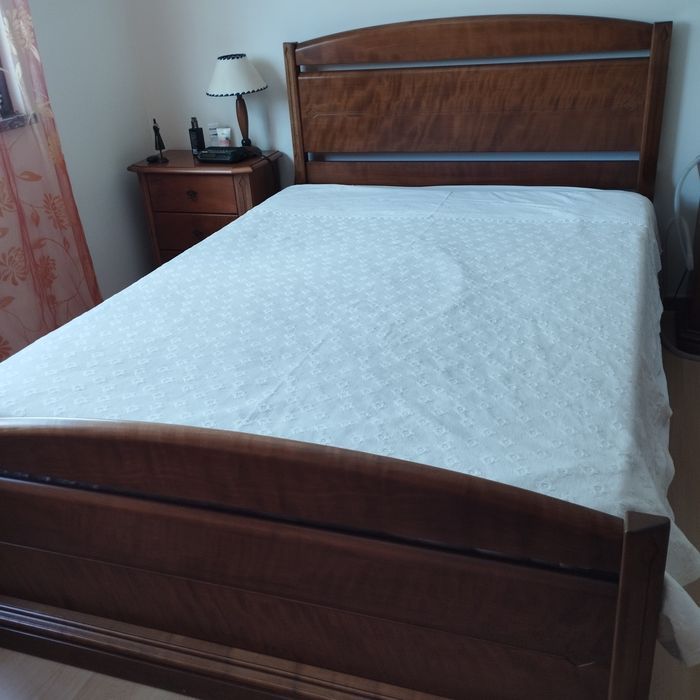 Cama de casal em cerejeira