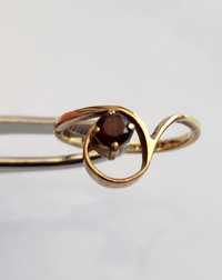 Złoty pierścionek z brązowym kamieniem 2,16g  585