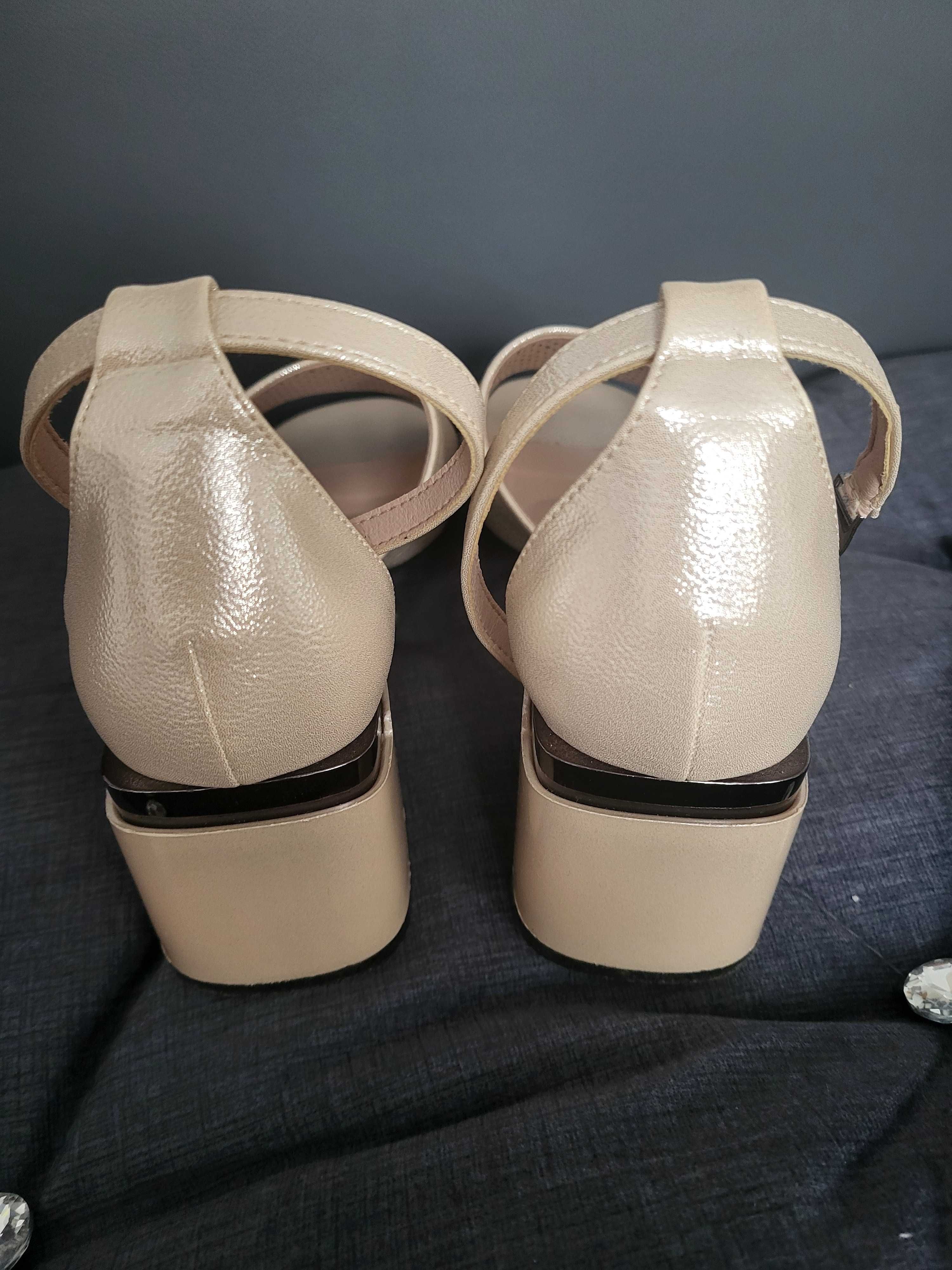 Buty na obcasie pudrowe 40