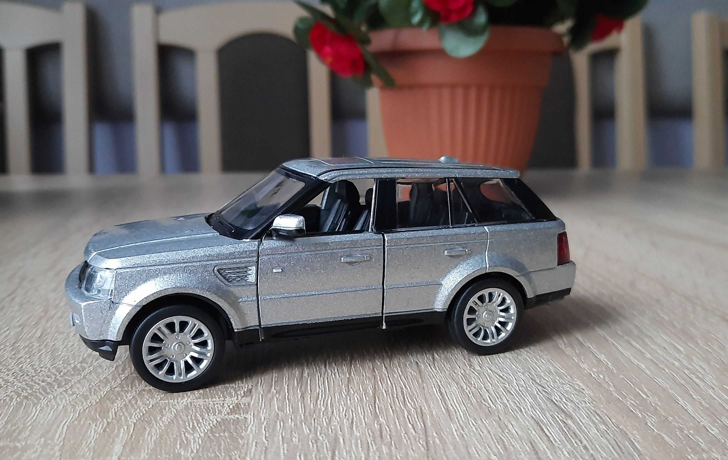 Audi R8 Coupe i Range Rover Sport 1:34 firma RMZ City