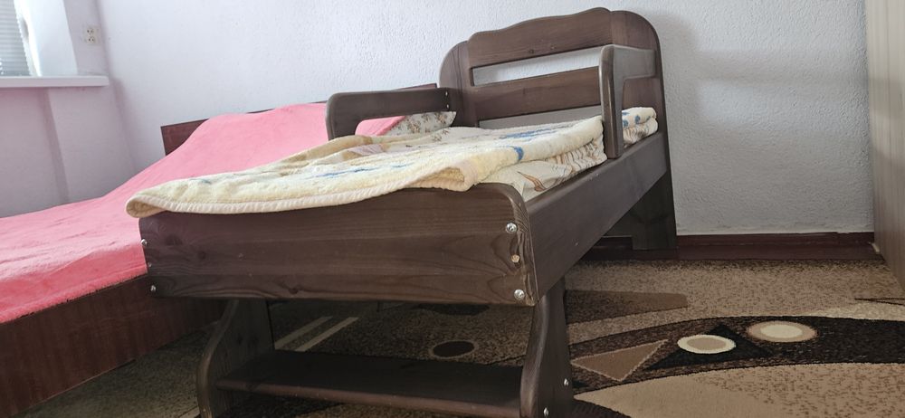 Дитяча дерев'яна кровать