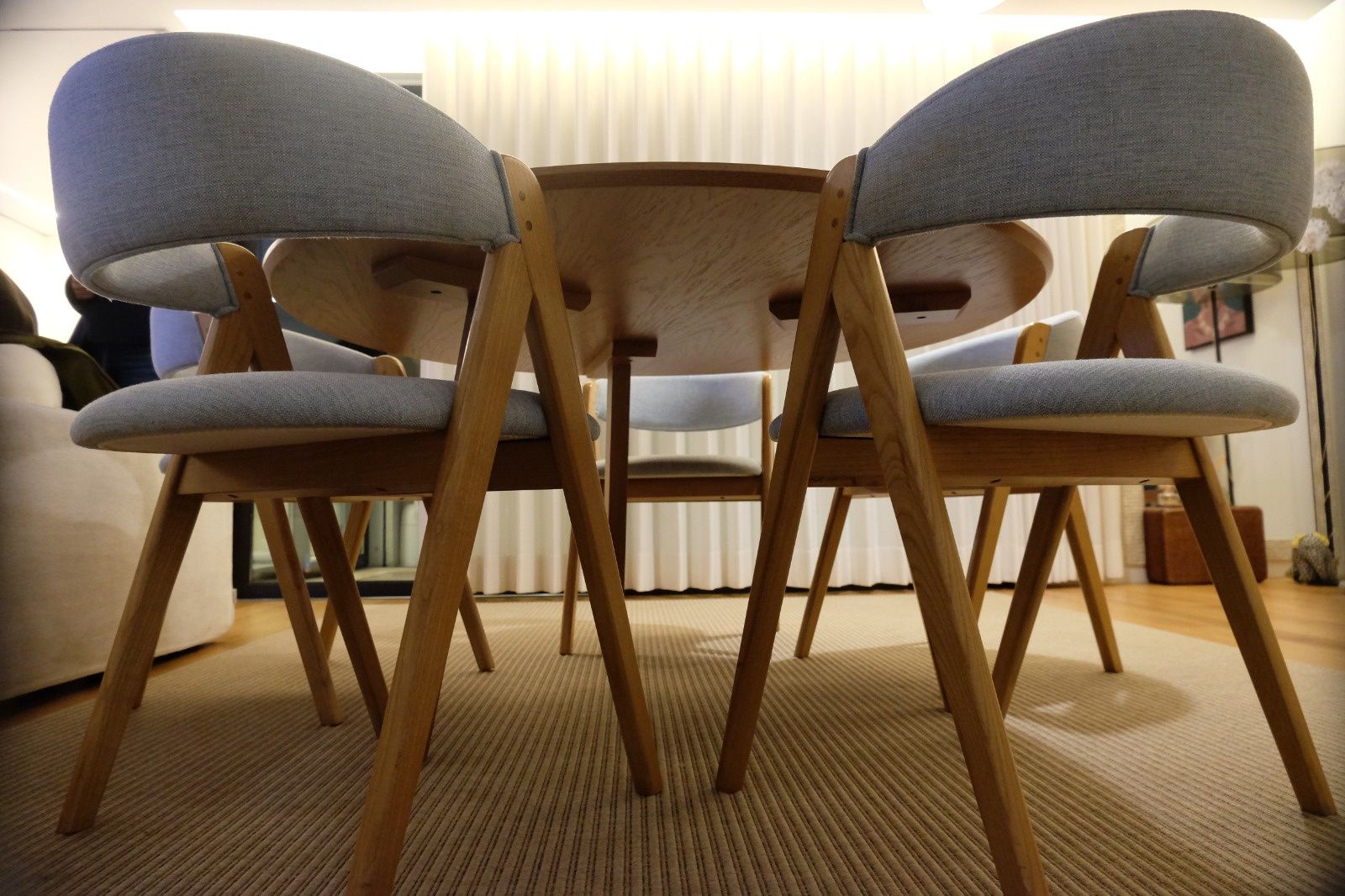 Mesa em madeira carvalho com cadeiras