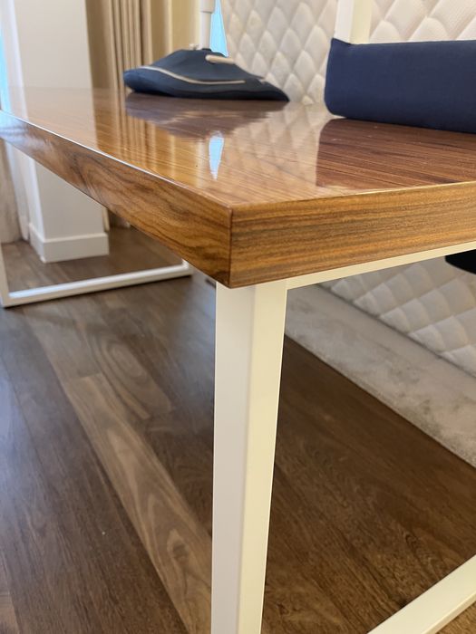 Mesa de madeira maciça com pes de metal