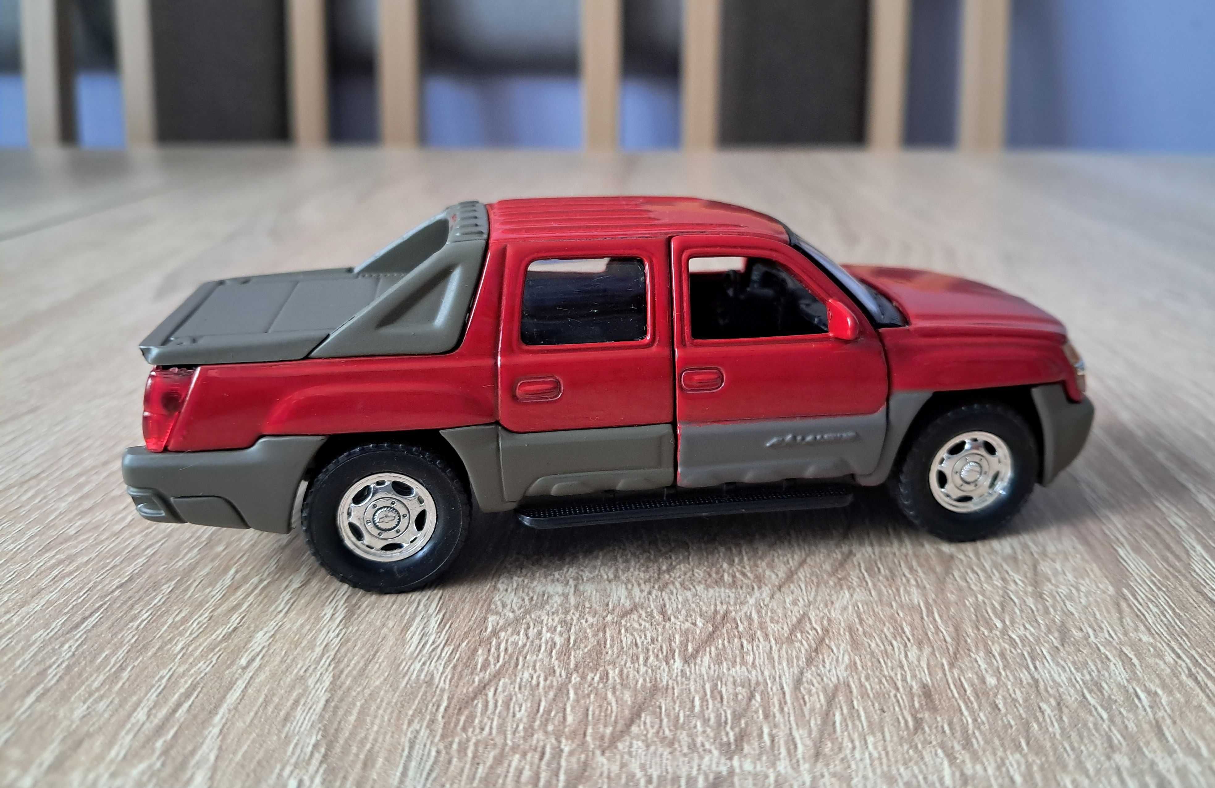 Dwa Chevrolety i Jeep Pickup skala 1:34 Welly