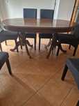 Mesa de madeira castanha escura