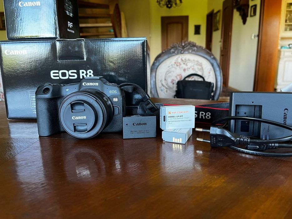 Aparat Canon EOS R8 z obiektywem 50mm