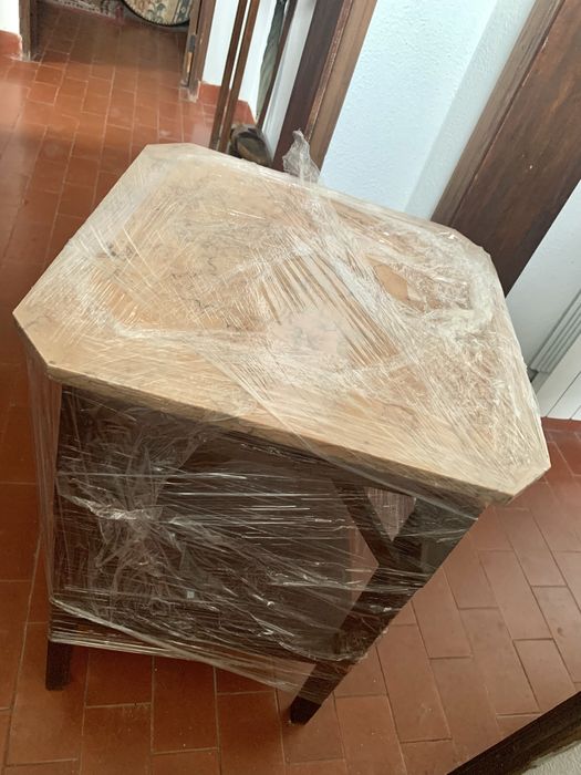 Mesa com tampo em marmore